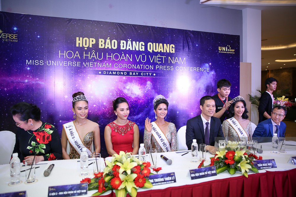 Hoàng Thùy suýt bật khóc: Đây là kết quả xứng đáng cho những người phụ nữ có xuất phát điểm như tôi và HHen Niê Hoàng Thùy suýt bật khóc: Đây là kết quả xứng đáng cho những người phụ nữ có xuất phát điểm như tôi và HHen Niê